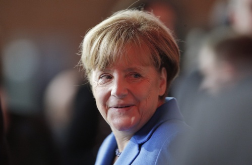 2015-11-30 12:46:17 epa05048623 German Chancellor Angela Merkel arrives at the opening ceremony of the COP21, United Nations Climate Change Conference, in Le Bourget, outside Paris, France, 30 November 2015. The 21st Conference of the Parties (COP21) is held in Paris from 30 November to 11 December aimed at reaching an international agreement to limit greenhouse gas emissions and curtail climate change.  EPA/THIBAULT CAMUS / POOL MAXXPPP OUT