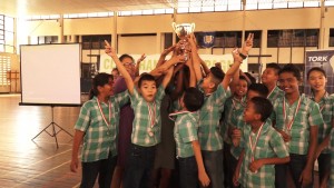 Leerlingen van de OS Gijsbertusschool met hun trofee