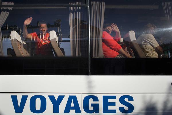 2015-06-27 07:04:36 ENDFIDHA, TUNESIE - Vakantiegangers reizen met een bus die is geregeld door reismaatschappij Arke, onderdeel van TUI, naar de luchthaven Enfidha Hammamet. Onder de passagiers waren mensen die hun vakantieoord vervroegd hadden verlaten vanwege de bloedige aanslag op een strand in de Tunesische plaats Sousse. ANP EVERT-JAN DANIELS aanslag na toeristen tunesiÎ vakantiegangers verlaten vertrek ORG XMIT: 33264779