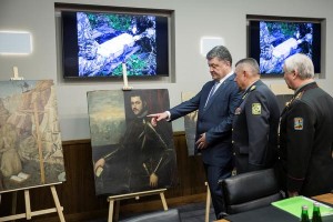 Ukrainian President Petro Poroshenko (L) listens to explanations while looking at paintings, which were stolen by armed robbers from the Castelvecchio museum in Verona in Kiev, Ukraine, May 11, 2016. Mikhail Palinchak/Ukrainian Presidential Press Service/Mikhail Palinchak/Handout via Reuters  ATTENTION EDITORS - THIS IMAGE WAS PROVIDED BY A THIRD PARTY. EDITORIAL USE ONLY. NO RESALES ORG XMIT: MOS39
