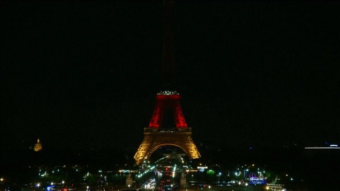 Eiffeltoren gehuld in Duitse driekleur