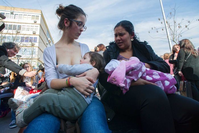 Massaal borstvoeding op straat als protest