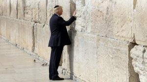 epa05981594 U.S. President Donald Trump touches the Western Wall, Judaism's holiest prayer site, in Jerusalem's Old City, 22 May 2017. Trump arrived for a 28-hour visit to Israel and the Palestinian Authority areas on his first foreign trip since taking office in January.  EPA/RONEN ZVULUN / POOL