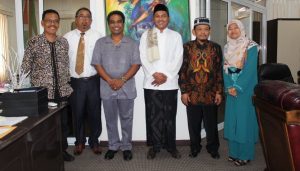 Islamitische geestelijke uit Indonesië op bezoek bij minister Noersalim