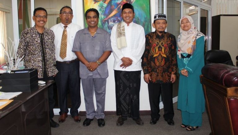 Islamitische geestelijke uit Indonesië op bezoek bij minister Noersalim