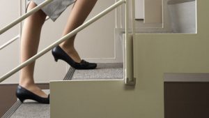 vrouw op trap