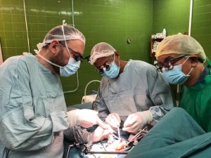 foto unieke leveroperatie bij baby in SVZ 2 - chirurgen tijdens de operatie