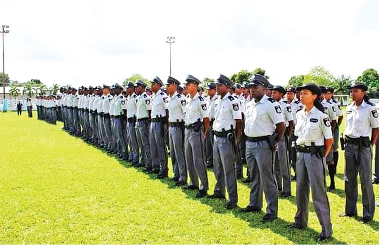 02-Korps-Politie-Suriname-feliciteert-lichting-juli-2012-»-Politieberichten