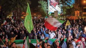 15 Iraniërs-vieren-feest-op-straat-na-aanval-Dood-aan-Israël-en-dood-aan-Amerika’